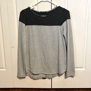 Pink Clover (Stitch Fix Brand) Grey striped top with buttons down the back.